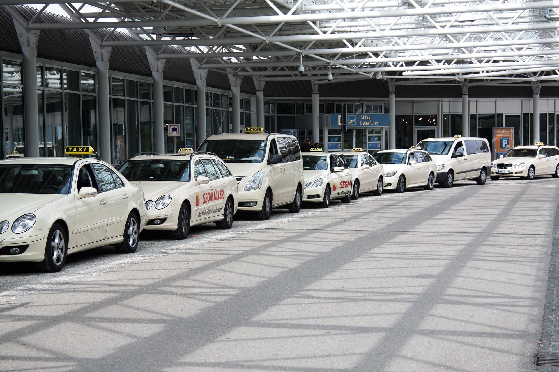 Taxi am Flughafenterminal